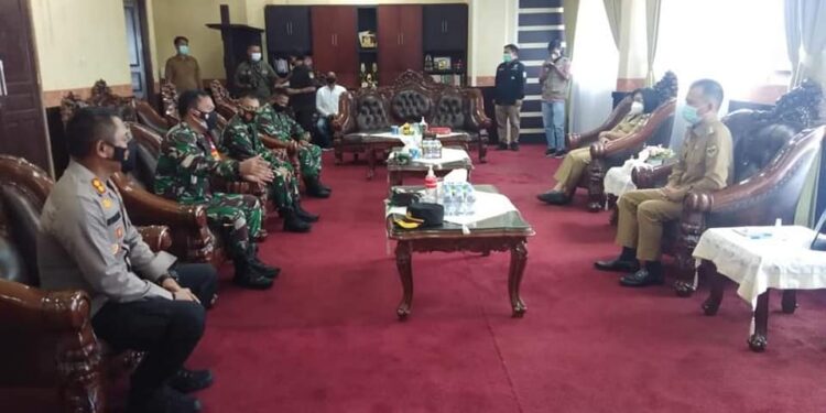 Bupati Gumas Jaya S Monong didampingi Wakil Bupati Efrensia L.P Umbing menerima kunjungan Dandim 1016/Plk Kolonel Inf Rofiq Yusuf, Pabung 1016/Plk Kuala Kurun Mayor Inf Idham Khalid, Kapolres AKBP Irwansah, dan Kasat Intelkam AKP Tri Prasetyo, di ruang kerjanya, Selasa (10/8/2021). (Foto : Protokol dan Perjalanan Setda Gumas)