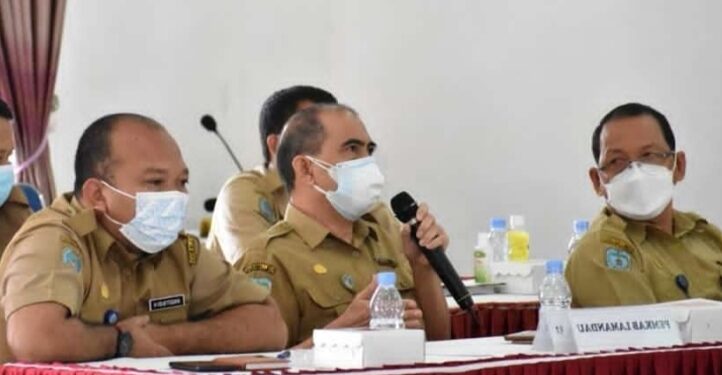 Kepala Bappeda Lamandau Drs Abisua saat pemaparan tentang SIPD kepada anggota DPRD Kotim di aula Bappeda setempat, Selasa (24/8/2021). (MASAPNEWS/HY)