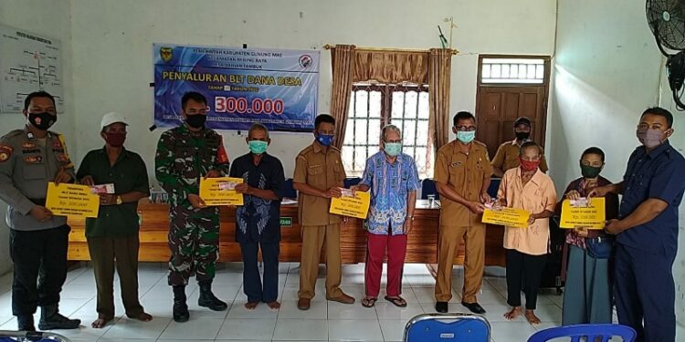 Suasana penyaluran BLT DD di Desa Dahian Tambuk, beberapa waktu lalu. (IST)
