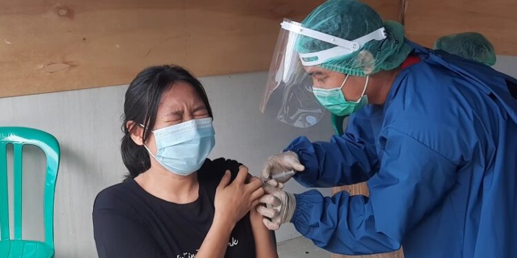 Fitri (23), warga Desa Tumbang Pajangei, Kecamatan Tewah mengikuti vaksinasi Covid-19 dosis kedua di Puskesmas Kurun, Senin (9/8/2021). (Foto : MASAPNEWS)
