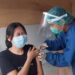 Fitri (23), warga Desa Tumbang Pajangei, Kecamatan Tewah mengikuti vaksinasi Covid-19 dosis kedua di Puskesmas Kurun, Senin (9/8/2021). (Foto : MASAPNEWS)