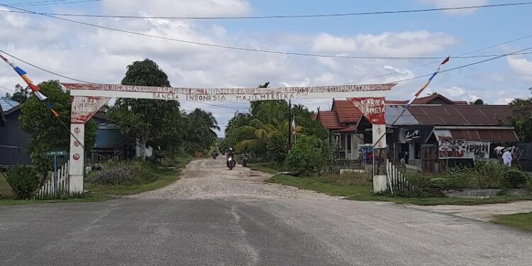 Kondisi jalan menuju pemakaman Sangarang di Kelurahan Tampang Tumbang Anjir, Kecamatan Kurun, Senin (9/8/2021). (MASAPNEWS/GCM)