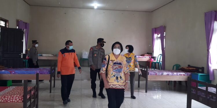 Foto // Wabup Gumas Efrensia L.P Umbing dan lainnya meninjau tempat isolasi terpusat Kecamatan Kurun, di bekas kantor DLHKP kabupaten setempat, Kamis (12/8/2021). (MASAPNEWS/GCM)
