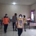 Foto // Wabup Gumas Efrensia L.P Umbing dan lainnya meninjau tempat isolasi terpusat Kecamatan Kurun, di bekas kantor DLHKP kabupaten setempat, Kamis (12/8/2021). (MASAPNEWS/GCM)