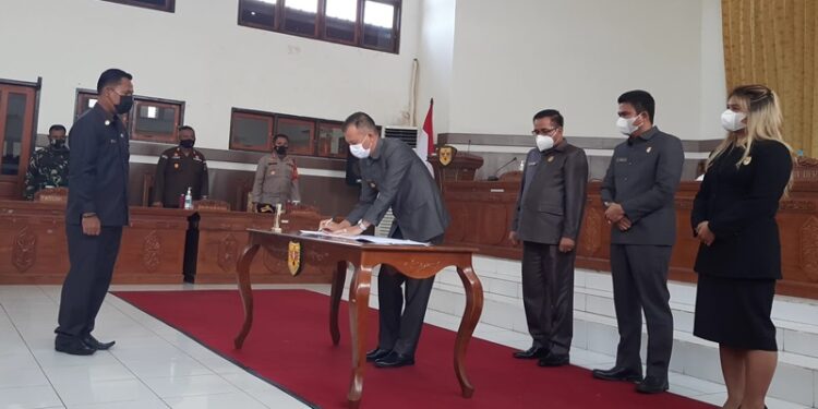 Bupati Gumas Jaya S Monong menandatangani persetujuan bersama tentang Perubahan APBD kabupaten tahun anggaran 2021, saat rapat paripurna di Kuala Kurun, Senin (23/8/2021). (MASAPNEWS/GCM)