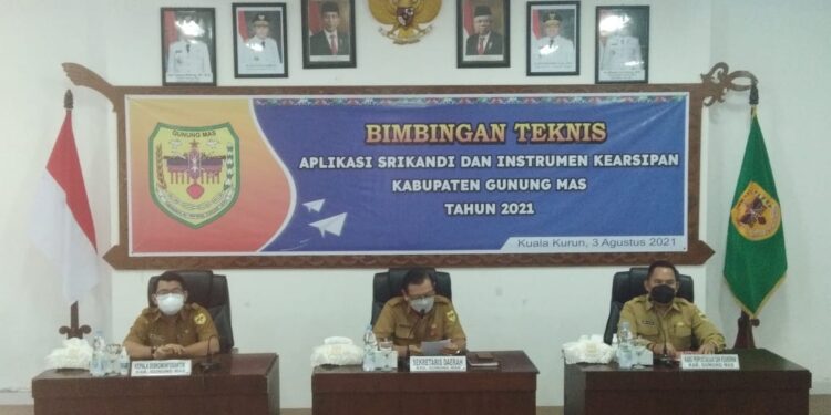 Sekda Gumas Yansiterson (tengah) didampingi Kepala DPK Gumas Edwin Yustian (kanan) dan Sekretaris Diskominfosantik Gumas Aprianto saat membuka bimtek Aplikasi Srikandi dan Instrumen Kearsipan secara online, di ruang rapat lantai 1 kantor bupati, Selasa (3/8/2021). (HO-Diskominfosantik Gumas)