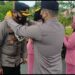Kapolres Gumas yang lama AKBP Rudi Asriman mengalungkan karangan bunga kepada Kapolres Gumas yang baru AKBP Irwansah, saat pisah sambut di Mapolres setempat, Kamis (5/8/2021). (Foto : Polres Gumas)