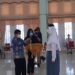 Kepala Disdikpora Kabupaten Gumas Esra bersiap mengalungkan tanda peserta kepada calon anggota Paskibraka, di GPU Damang Batu Kuala Kurun, Kamis (5/8/2021).