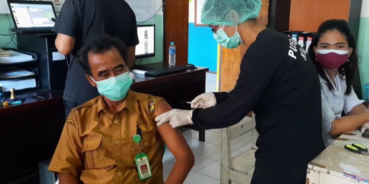 Salah seorang pegawai Puskesmas Kurun mengikuti vaksin dosis ketiga, Senin (09/08/2021)