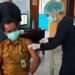 Salah seorang pegawai Puskesmas Kurun mengikuti vaksin dosis ketiga, Senin (09/08/2021)