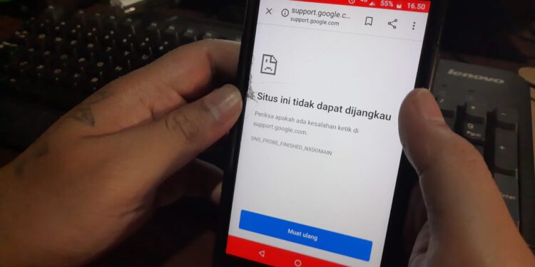 Warga menunjukan gangguan jaringan Telkomsel yang terjadi di wilayah Kuala Kurun, Senin (9/8/2021) (MASAPNEWS/GCM).