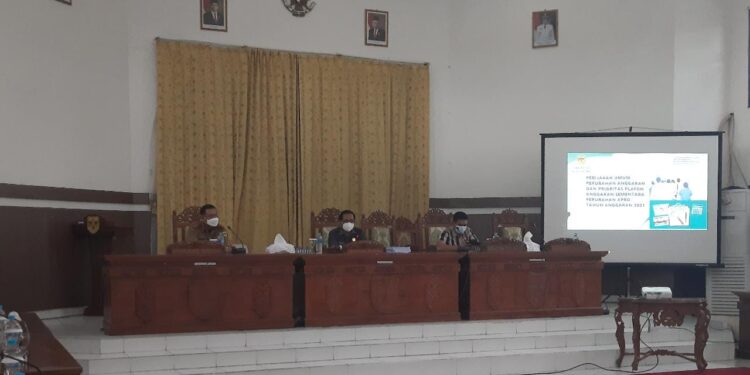 Suasana rapat pembahasan KUA-PPAS Kabupaten Gumas tahun anggaran 2021, di ruang rapat paripurna DPRD setempat, Selasa (10/8/2021). (MASAPNEWS/GCM)