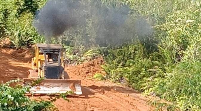 Suasana pembenahan ruas jalan Tumbang Mahuroi menuju Tumbang Marikoi yang dilakukan oleh Dwima Group, Rabu (4/8/2021) lalu. (MASAPNEWS/IST)