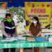 Ketua Relawan Satgas Covid-19 Kecamatan Manuhing, Gusti Ray Novhandha (kanan) dan anggota Polsek Manuhing saat beraktivitas di wilayah setempat, baru-baru ini. (MASAPNEWS/Dokumentasi pribadi)