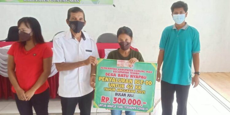 Suasana penyaluran BLT DD di Desa Batu Nyapau, Kecamatan Tewah, Kabupaten Gunung Mas, Rabu (11/8/2021). (MASAPNEWS/Dokumentasi pribadi)