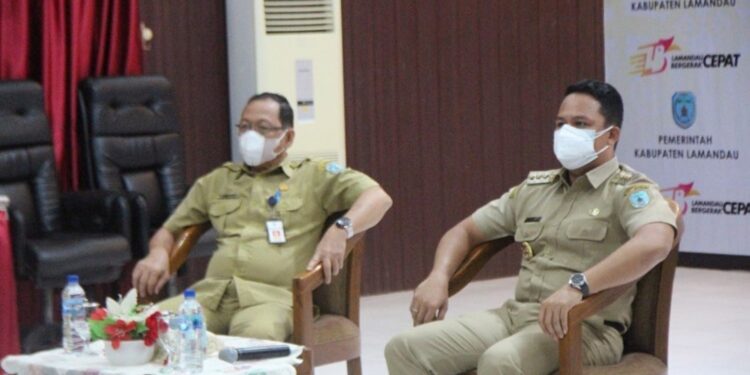 Bupati Lamandau H Hendra Lesmana saat menghadiri acara peluncuran sistem OSS di aula Setda setempat, Selasa (10/8/2021). (HY/MN-2)