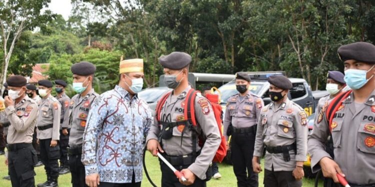 Bupati Lamandau Hendra Lesmana saat berdiskusi dengan salah satu personil sarpras dan satgas karhutla di lapangan Polres setempat, Kamis (12/8/2021).