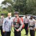 Bupati Lamandau Hendra Lesmana saat berdiskusi dengan salah satu personil sarpras dan satgas karhutla di lapangan Polres setempat, Kamis (12/8/2021).