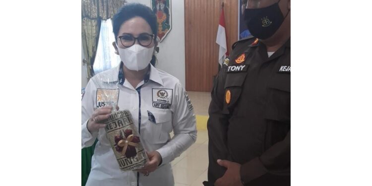 Anggota DPR RI, Ary Egahni menunjukkan cendera mata dari Kajari Gumas Anthony, usai melakukan kunjungan kerja ke Kejaksaan Negeri setempat, Jumat (13/8/2021). (MASAPNEWS/GCM)