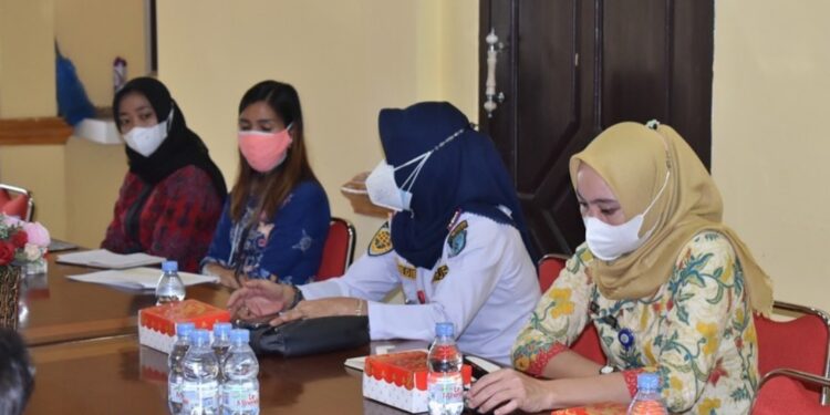 Peserta rapat saat mengikuti persiapan peresmian pasar induk Nanga Bulik ruang rapat kantor Bupati Lamandau, baru-baru ini. (MASAPNEWS/HN)