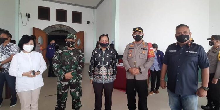 Legislator Kabupaten Gumas Evandi (tengah) bersama Kapolres AKBP Rudy Asriman, Kajari Anthony, Kepala Dinas Kesehatan Maria Efianti, dan lainnya berfoto bersama di sela kegiatan vaksinasi massal yang diselenggarakan oleh Anggota DPR RI Ary Egahni Ben Bahat, di GPU Damang Batu Kuala Kurun, Sabtu (14/8/2021). (MASAPNEWS/GCM)