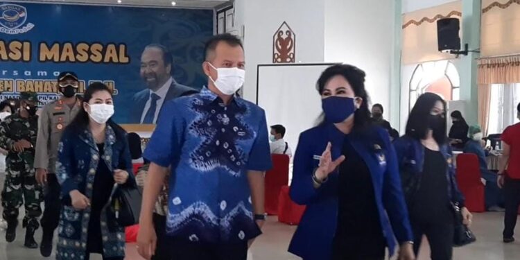 Anggota DPR RI Ary Egahni Ben Bahat bersama Bupati Gumas Jaya S Monong. (MASAPNEWS/GCM)