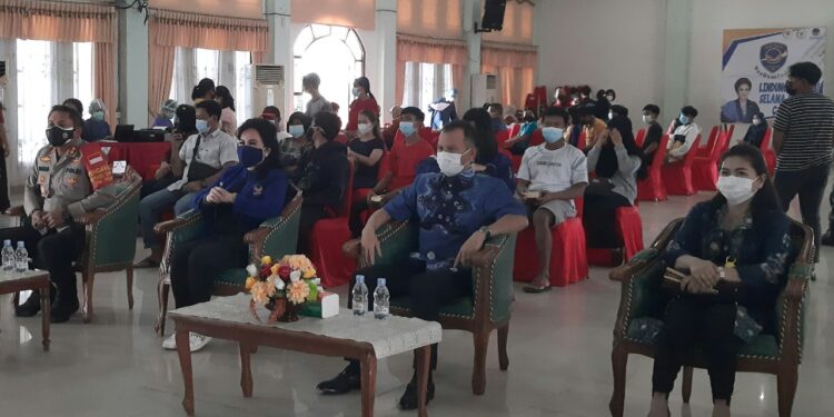 (Kiri ke kanan) Kapolres Gumas AKBP Irwansah, Anggota DPR RI Ary Egahni Ben Bahat, Bupati Jaya S Monong, Ketua TP PKK Mimie Mariatie Jaya S Monong, saat vaksinasi massal Covid-19 di GPU Damang Batu Kuala Kurun, Sabtu (14/8/2021). (MASAPNEWS/GCM)