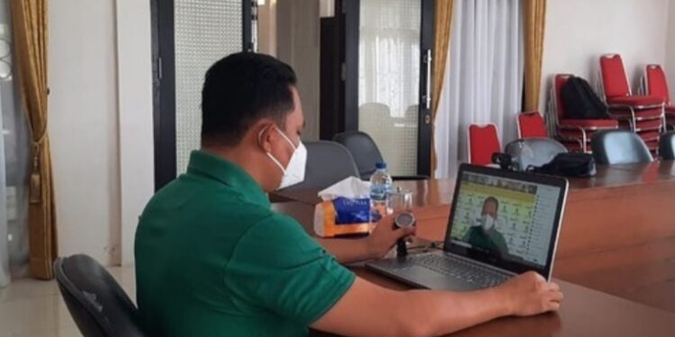 Bupati Hendra Lesman saat menggelar rapat Anev bersama Tim Gugus Covid-19 Lamandau secara virtual, kemarin. (MASAPNEWS/HY)