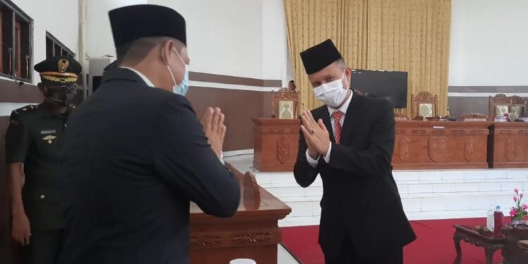 Bupati Gumas Jaya S Monong memberi salam ke sejumlah pejabat, usai mendengar pidato kenegaraan Presiden RI Joko Widodo melalui siaran langsung TVRI, di ruang rapat paripurna DPRD setempat, Senin, (16/8/2021). (MASAPEWS/GCM)