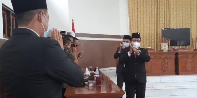 Ketua DPRD Kabupaten Gumas memberi salam ke sejumlah pejabat, usai mendengar pidato kenegaraan Presiden RI Joko Widodo melalui siaran langsung TVRI, di ruang rapat paripurna DPRD setempat, Senin, (16/8/2021). (MASAPEWS/GCM)