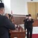 Ketua DPRD Kabupaten Gumas memberi salam ke sejumlah pejabat, usai mendengar pidato kenegaraan Presiden RI Joko Widodo melalui siaran langsung TVRI, di ruang rapat paripurna DPRD setempat, Senin, (16/8/2021). (MASAPEWS/GCM)