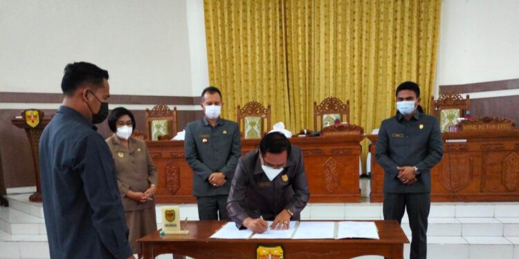 Ketua DPRD Kabupaten Gumas Akerman Sahidar disaksikan Bupati Jaya S Monong, Wabup Efrensia L.P Umbing, Waket I Binartha, menandatangani nota kesepakatan bersama. (Foto : DPRD Kabupaten Gumas)