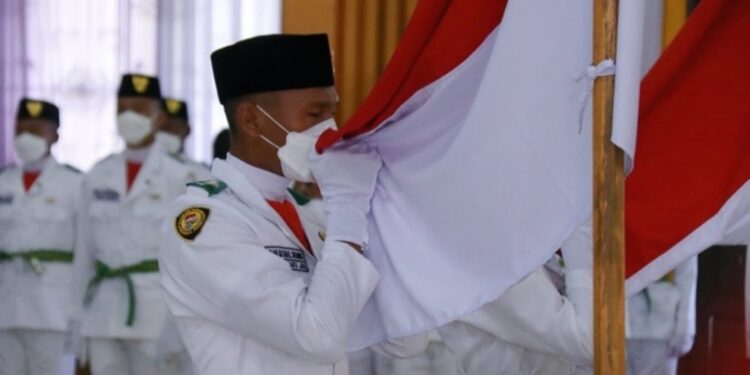 Bupati Lamandau Hendra Lesmana saat mengukuhkan anggota Paskibraka 2021 di GPU Lantang Torang, Senin (16/8/2021). (MASAPNEWS/HY)