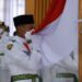 Bupati Lamandau Hendra Lesmana saat mengukuhkan anggota Paskibraka 2021 di GPU Lantang Torang, Senin (16/8/2021). (MASAPNEWS/HY)