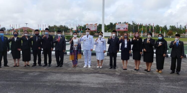 Ketua DPRD Kabupaten Gumas Akerman Sahidar dan sejumlah anggota DPRD bersama Bupati Jaya S Monong dan Wakil Bupati Efrensia L.P Umbing berfoto bersama, usai upacara HUT RI, di halaman kantor bupati setempat, Selasa (17/8/2021). (IST)