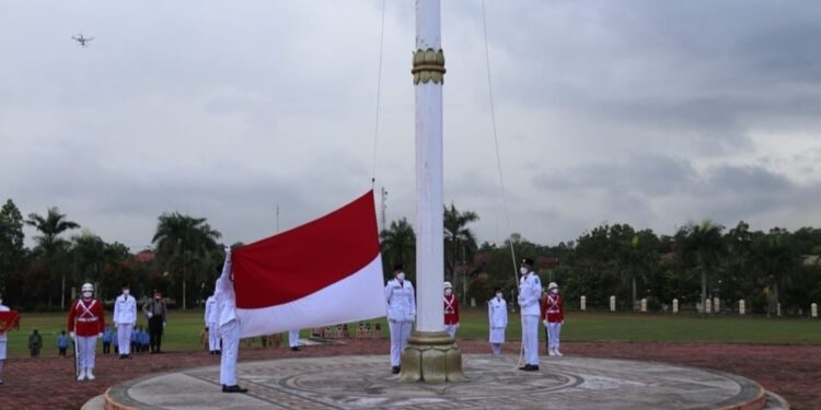Anggota Paskibraka Kabupaten Lamandau saat bertugas pada HUT RI ke-76 di halaman kantor Bupati, Selasa (17/8/2021). (MASAPNEWS/HY)