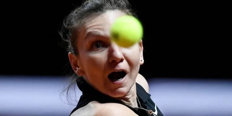 Petenis Rumania Simona Halep beraksi saat melawan petenis Rep Ceko Marketa Vondrousova pada babak 16 besar turnamen tenis WTA 500 Stuttgart Open di Porsche Arena, Stuttgart, Jerman, Kamis (22/4/2021). (Pool via REUTERS/THOMAS KIENZLE/ANT)