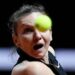 Petenis Rumania Simona Halep beraksi saat melawan petenis Rep Ceko Marketa Vondrousova pada babak 16 besar turnamen tenis WTA 500 Stuttgart Open di Porsche Arena, Stuttgart, Jerman, Kamis (22/4/2021). (Pool via REUTERS/THOMAS KIENZLE/ANT)