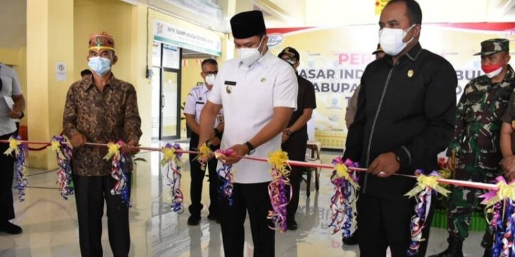 Bupati Lamandau Hendra Lesmana saat pengguntingan pita secara simbolis yang menandakan diresmikannya Pasar Induk Nanga Bulik, Rabu (18/8/2021). (MASAPNEWS/HY)