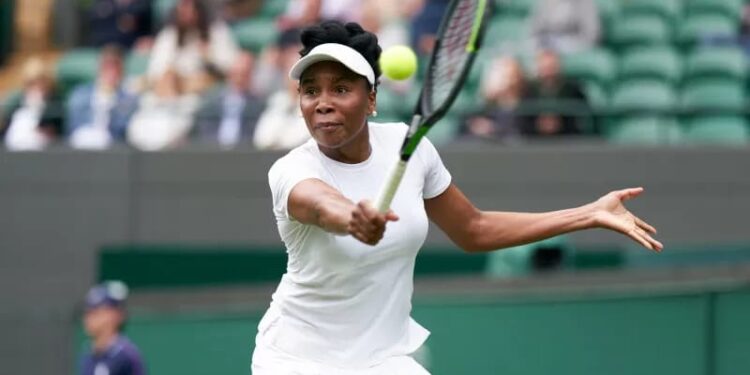 Petenis Amerika Serikat Venus William saat menghadapi Ons Jabeur di All England Lawn Tennis and Croquet Club, 30 Juni 2021. (Reuters/Peter van den Berg-USA TODAY Sports/ANT)