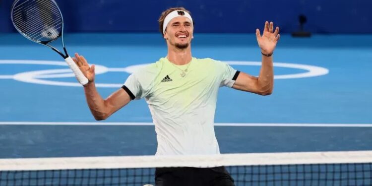 Dokumentasi - Alexander Zverev saat melakukan selebrasi setelah mengalahkan Karen Kachanov dari Rusia dan meraih medali emas pada nomor Tenis Tunggal Putra Olimpiade Tokyo 2020 di Ariake Tennis Park, Tokyo, Jepang, Minggu (1/8/2021). (REUTERS/Mike Segar/WSJ/djo/ANT)