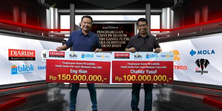 Pelatih ganda putri Indonesia Eng Hian (kiri) dan Chafidz Yusuf menerima bonus dari PB Djarum setelah membawa Greysia Polii/Apriyani Rahayu meraih medali emas Olimpiade Tokyo 2020. (MASAPNEWS/ANT/HO-Tim Megapro)
