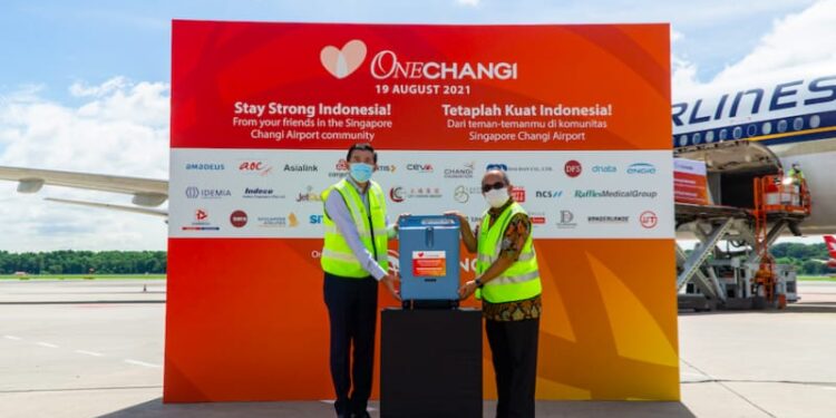 CEO Changi Airport Group Mr Lee Seow Hiang (kiri) menyerahkan bantuan konsentrator oksigen kepada Suryo Pratomo, Duta Besar Indonesia untuk Singapura (kanan) pada Kamis (19/8). (ANT/HO)