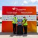 CEO Changi Airport Group Mr Lee Seow Hiang (kiri) menyerahkan bantuan konsentrator oksigen kepada Suryo Pratomo, Duta Besar Indonesia untuk Singapura (kanan) pada Kamis (19/8). (ANT/HO)