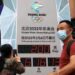 Ilustrasi - Seorang perempuan menggunakan telepon genggamnya di depan jam hitung mundur yang memperlihatkan 200 hari sebelum pembukaan Olimpiade Musim Dingin Beijing 2022 di Beijing, China, Senin (19/7/2021). (ANT/FOTO/REUTERS/Tingshu Wang/hp/cfo)