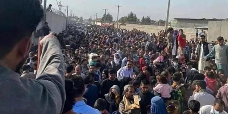 Suasana bandara yang diserbu warga di Kabul, Afghanistan, Kamis (19/8/2021). Gambar diperoleh dari media sosial. (ANT/Omar Haidari via Reuters)
