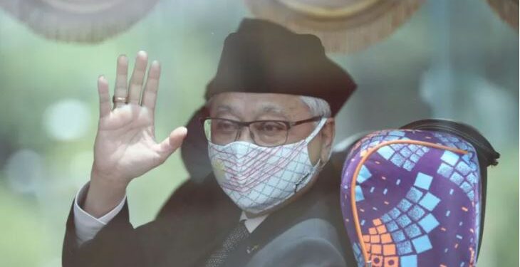 Mantan Wakil PM Malaysia melambaikan tangan ke arah wartawan sebelum menemui Raja di Kuala Lumpur, Malaysia, Kamis (19/8/2021). (ANT/Reuters)