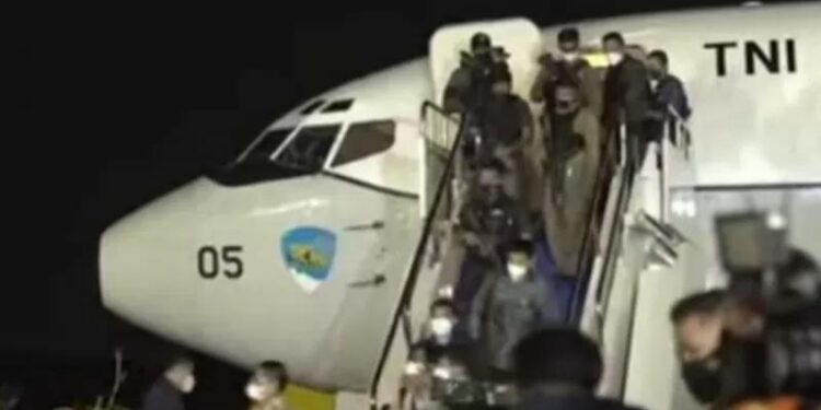 Warga Negara Indonesia yang dievakuasi dari Afganistan menuruni tangga pesawat TNI AU setelah mendarat di Bandara Halim Perdanakusuma, Jakarta, Sabtu (21/8/2021) dini hari. (MASAPNEWS/ANT/Tangkapan layar)