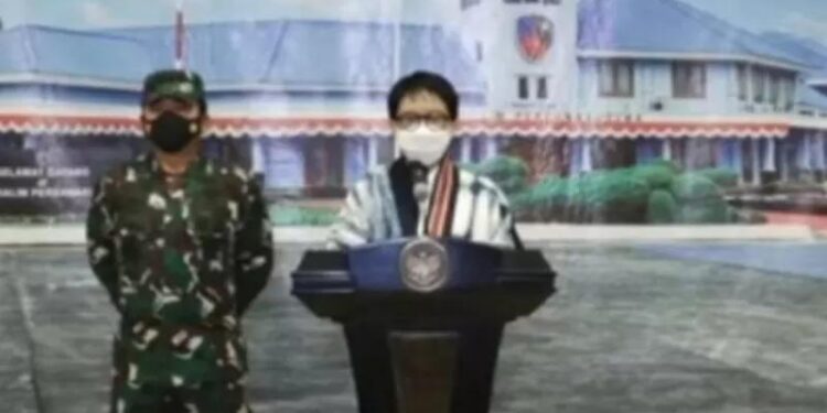 Menteri Luar Negeri RI Retno Marsudi memberikan keterangan pers didampingi Panglima TNI Marsekal TNI Hadi Tjahjanto usai menjemput WNI yang dievakuasi dari Afganistan di Bandara Halim Perdanakusuma, Jakarta, Sabtu (21/8/2021). (MASAPNEWS/ANT/Tangkapan layar)