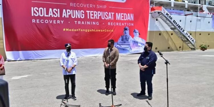 Menteri Perhubungan Budi Karya Sumadi (kiri), Walikota Medan Bobby Nasution (tengah), Menteri BUMN Erick Thohir (kanan) usai meninjau pelayanan isolasi terpusat (isoter) terapung KM Bukit Raya, di Pelabuhan Belawan Medan, Sabtu (21/8). Pelayanan kapal tersebut sebagai bentuk dukungan Kemenhub bersama stakeholder terkait, dalam rangka mempercepat penanganan Covid-19 di Indonesia. (Kemenhub)